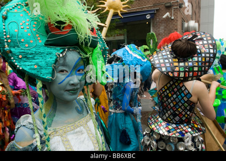 Des centaines de militants participent à la fête de la terre de la rivière Hudson à New York Pageant Banque D'Images