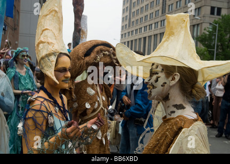 Des centaines de militants participent à la fête de la terre de la rivière Hudson à New York Pageant Banque D'Images