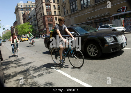 Bikes ride avec Circulation sur Broadway dans l'Upper West Side à New York, le dimanche 10 mai 2009 Frances M Roberts Banque D'Images