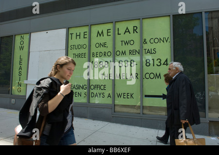 Les gens passer une publicité bâtiment locations d'appartement dans l'Upper West Side à New York Banque D'Images