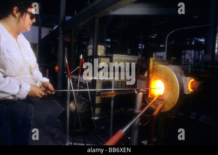 Un artiste verrier à son fourneau à Brooklyn New York en 1992, Richard B Levine Banque D'Images