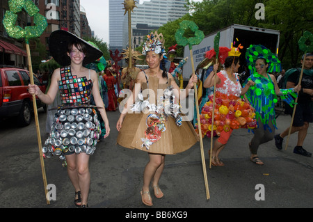 Des centaines de militants participent à la fête de la terre de la rivière Hudson à New York Pageant Banque D'Images