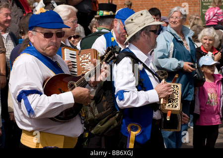 Morris artiste de rue, artiste danseuse costume rochester sweeps festival angleterre kent Banque D'Images