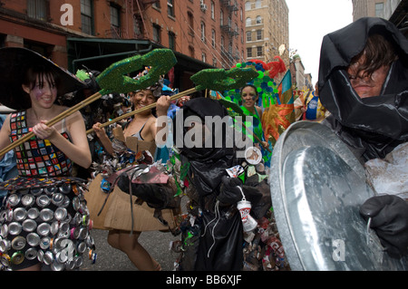 Des centaines de militants participent à la fête de la terre de la rivière Hudson à New York Pageant Banque D'Images