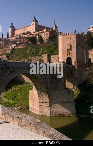Acceso a la ciudad de Toledo por el puente de Alcantara. L'accès à la ville de Tolède sur le pont d'Alcantara. Banque D'Images