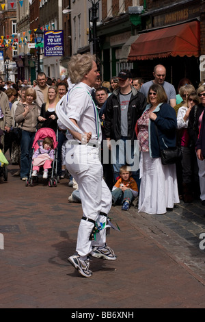 Morris artiste de rue, artiste danseuse costume rochester sweeps festival angleterre kent Banque D'Images