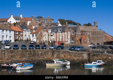 Les bateaux de plaisance amarrés dans le petit port de village de Crail Fife Ecosse Royaume-Uni UK Banque D'Images