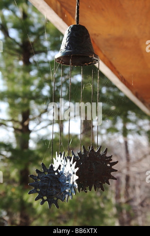 Wind Chimes et Spider Web à un Ontario Chalet le matin Banque D'Images