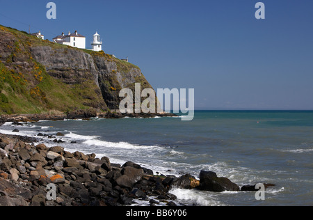 Le point noir et le phare de blackhead whitehead chemin côtier le comté d'Antrim en Irlande du Nord uk Banque D'Images