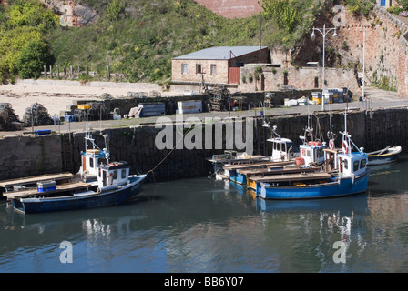 Les bateaux de pêche amarrés dans le petit port de village de Crail Fife Ecosse Royaume-Uni UK Banque D'Images