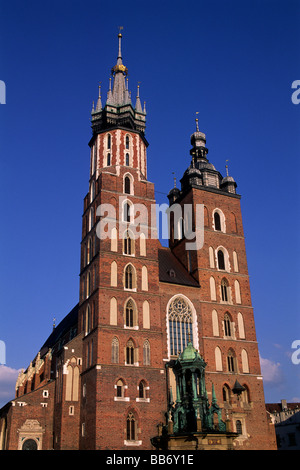 Pologne, Cracovie, Rynek Glowny, église Sainte-Marie Banque D'Images