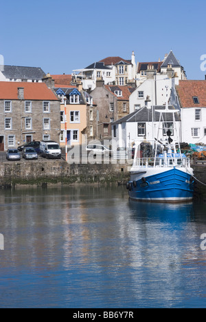 Bateau de pêche bleu attaché au quai de Port Ville Pittenweem Fife Ecosse Royaume-Uni UK Banque D'Images