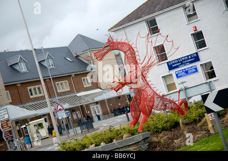 Wirework Sclulpture de dragon. Une installation artistique sur un rond-point dans le centre-ville de Carmarthen ouest du pays de Galles. Banque D'Images