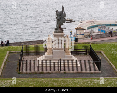 Les Royal Marines Memorial, Plymouth, vu de l'enceinte de la Citadelle Royale. Banque D'Images