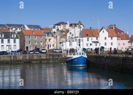 Bateau de pêche bleu attaché au quai de Port Ville Pittenweem Fife Ecosse Royaume-Uni UK Banque D'Images