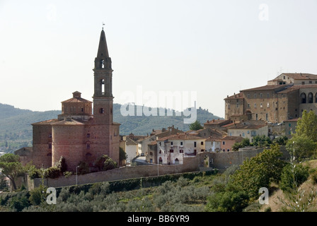 Et toits de la ville de Castiglion Fiorentino avec le château de Montecchio construit par Sir John Hawkwood dans la distance Banque D'Images