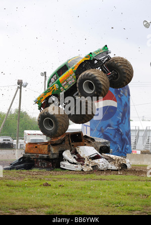 L'Avenger dans monster truck au concours freestyle tout terrain 4x4 Monster Truck Show Jamboree Banque D'Images