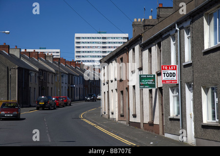 Des maisons mitoyennes et des tours d'inver appartements logement sur le glynn road à Larne le comté d'Antrim en Irlande du Nord uk Banque D'Images