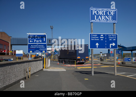 Camion L'entrée au port de Larne le comté d'Antrim en Irlande du Nord uk Banque D'Images