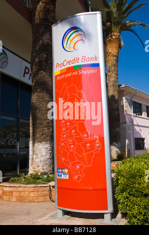 ProCredit Bank dans la ville de Saranda République de l'Albanie une station touristique populaire sur la 'Riviera albanaise' Banque D'Images