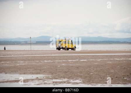 Land Rover de patrouille de plage jaune sur Crosby Beach (Liverpool) Banque D'Images