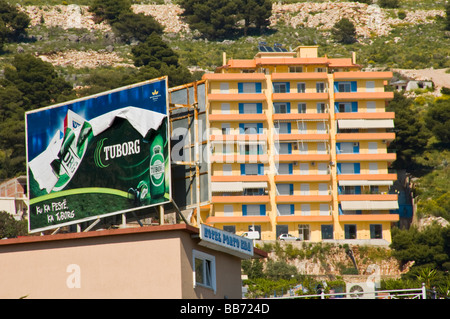 Panneau publicitaire pour la bière Tuborg sur toit à Saranda République d'Albanie avec maison de vacances sbehind Banque D'Images