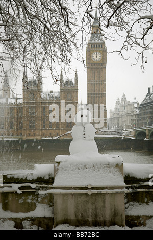 Un bonhomme de neige devant les chambres du parlement Banque D'Images