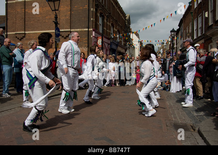 Morris artiste de rue, artiste danseuse costume rochester sweeps festival angleterre kent Banque D'Images