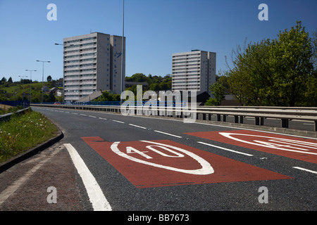 40mph panneaux dans la rue à deux voies, laissant le passé de Larne des tours d'appartements à Larne inver Banque D'Images