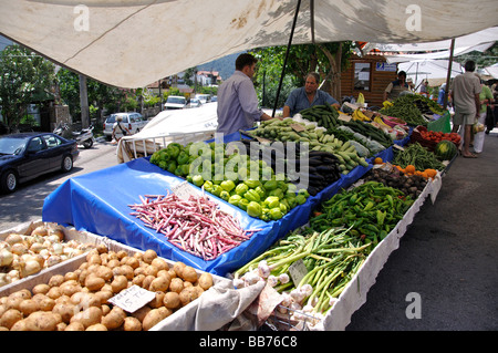 Étal de fruits et légumes dans le marché extérieur, Icmeler, péninsule de Datca, province de Mulga, République de Türkiye Banque D'Images