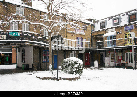 Tempête de neige à l'Ouest Yard Camden Lock en hiver Camden Town Londres NW1 England UK Banque D'Images