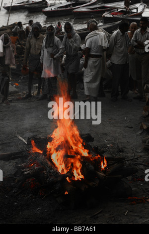 Les pyres funéraires aux ghats en feu à varanasi, inde Banque D'Images