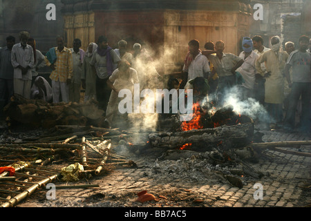 Les pyres funéraires aux ghats en feu à varanasi, inde Banque D'Images