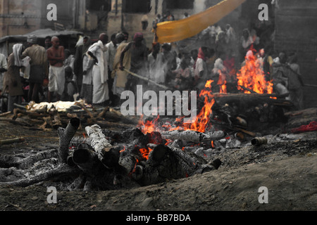 Les pyres funéraires aux ghats en feu à varanasi, inde Banque D'Images