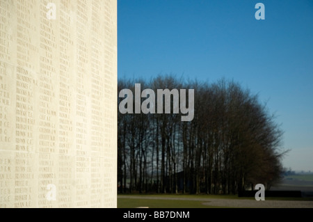 Noms des disparus à la bataille de la Somme gravés sur le mémorial de Thiepval dans le nord de la France. Banque D'Images