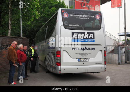 D-Essen, Ruhr, Rhénanie du Nord-Westphalie, sports, football, coupe du Bas Rhin Diebels, 2008/2009, demi-finale, poste d'Essen versus Wuppertaler SV Borussia 2:1, Georg Melches Stadium, stade an der Hafenstrasse, bus de l'équipe de SV Wuppertaler Borussia Banque D'Images