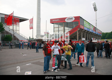 Sports, football, coupe du Bas Rhin Diebels, 2008/2009, demi-finale, poste d'Essen versus Wuppertaler SV Borussia 2:1, Georg Melches Stadium, stade an der Hafenstrasse, vue sur le stade, la vue extérieure, l'avant-cour, Parvis du stade, stands, fans de football, visi Banque D'Images