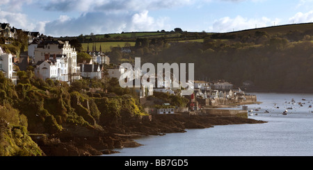 Une vue le long de la rivière Fowey vers le village de pêcheurs de Cornouailles Fowey Banque D'Images