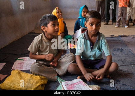 Les enfants dans une école de village, dans le Nord de l'Inde, l'Inde, l'Asie Banque D'Images