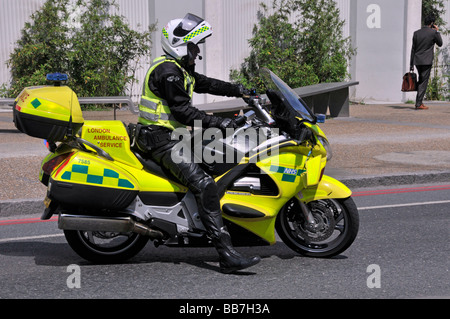 London Ambulance Service moto ambulancier paramédical portant des vêtements de protection moto et un microphone de contact radio via un casque de sécurité Angleterre Royaume-Uni Banque D'Images