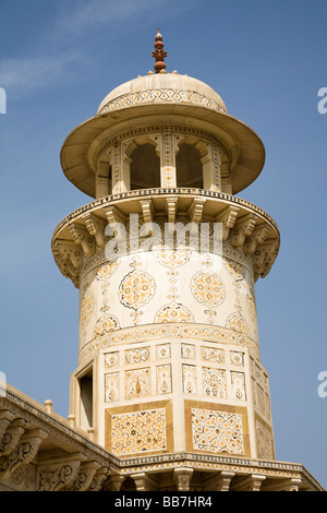 L'une des quatre tours de l'Itimad-ud-Daulah mausolée, également connu sous le nom de Baby Taj, Agra, Uttar Pradesh, Inde Banque D'Images