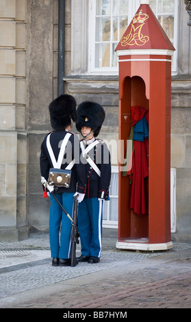 Relève de la garde. Deux gardes du palais Danois chaque taille d'autres au cours de la cérémonie de relève de la garde. Banque D'Images