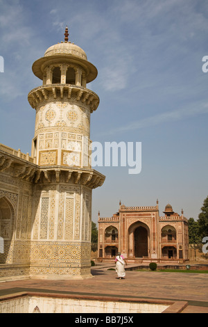 L'une des quatre tours de l'Itimad-ud-Daulah mausolée, également connu sous le nom de Baby Taj, Agra, Uttar Pradesh, Inde Banque D'Images