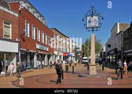 Centre-ville de Chelmsford panneau exemple de boutiques piétonnes High Street sur ciel bleu soleil jour de printemps Essex Angleterre Royaume-Uni Banque D'Images