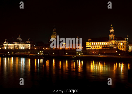 Panorama de l'Elb River avec l'Université d'arts visuels, Sekundogenitur bâtiment et Ständehaus la nuit, Dresde, Saxe, Ge Banque D'Images