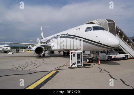 Embraer ERJ-190-BJ Jet d'affaires Lineage 1000 A6-Arche au Salon EBACE avion à l'aéroport de Genève Suisse Banque D'Images