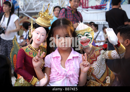 Les enfants thaïlandais posant avec marionnettes traditionnel Thaï , Culture festival à Siam Paragon à Bangkok , Thaïlande Banque D'Images