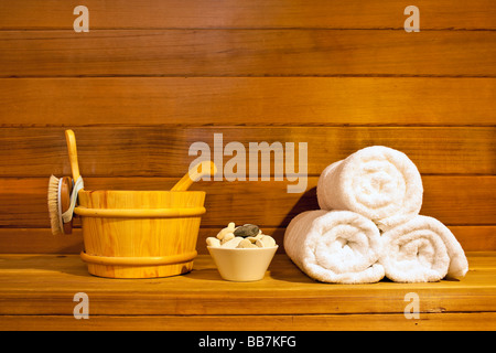 Intérieur d'un sauna en cèdre. Banque D'Images