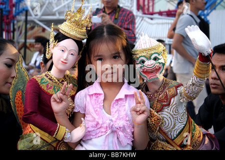 Les enfants thaïlandais posant avec marionnettes traditionnel Thaï , Culture festival à Siam Paragon à Bangkok , Thaïlande Banque D'Images