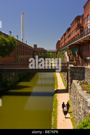 WASHINGTON DC USA personnes marchant sur le chemin de halage du canal de C&O à Georgetown Banque D'Images